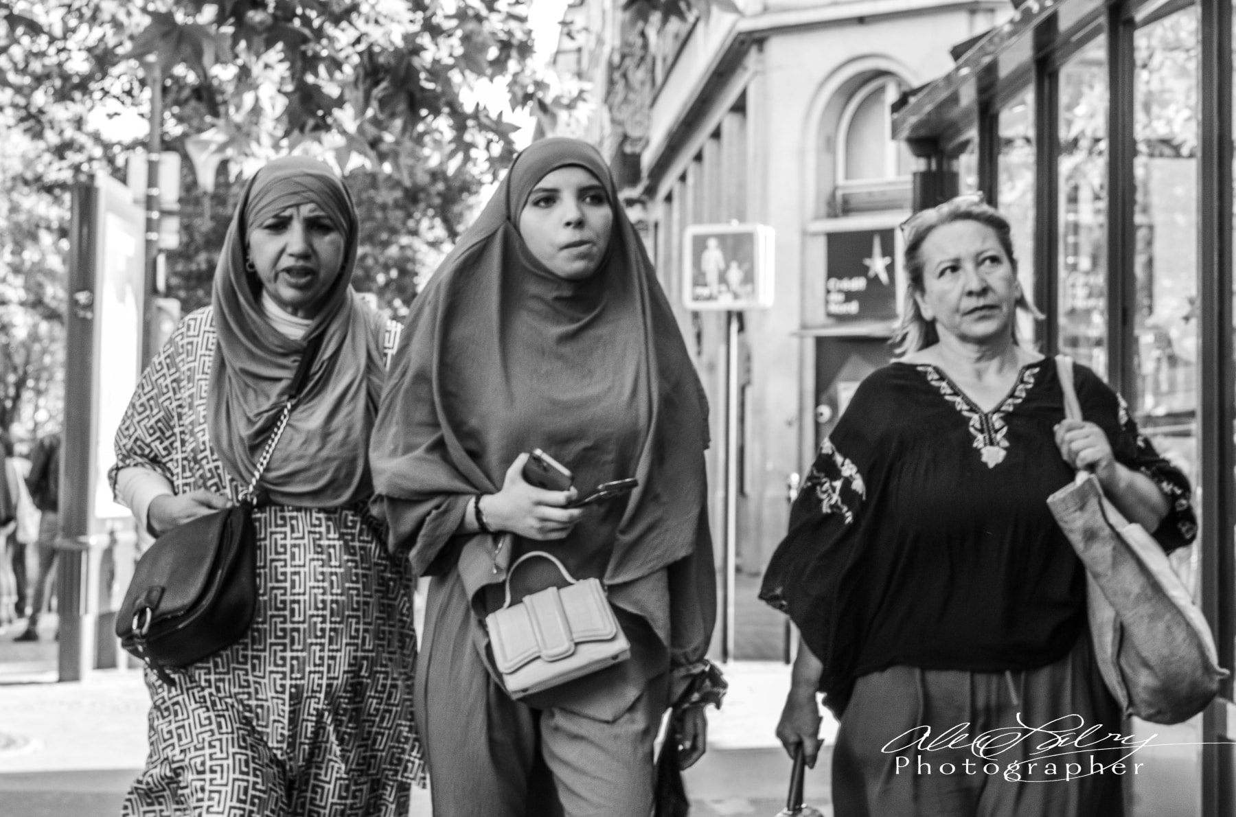 Women, Marais Quarter, Paris, France