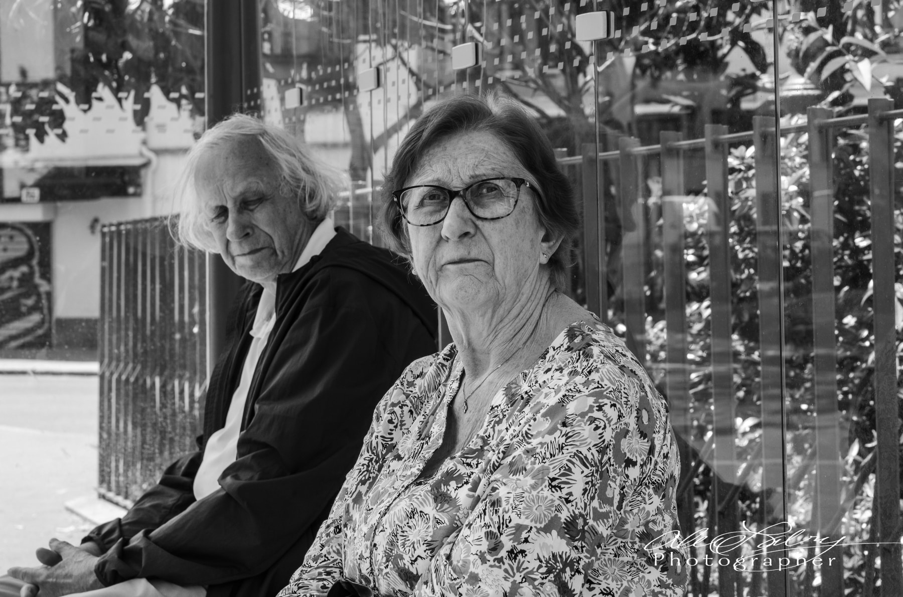 Couple at bus stop, Marais Quarter, Paris, France