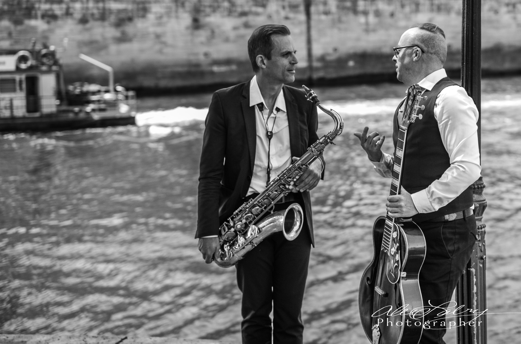 Musicians, ile St Louis, Paris, France